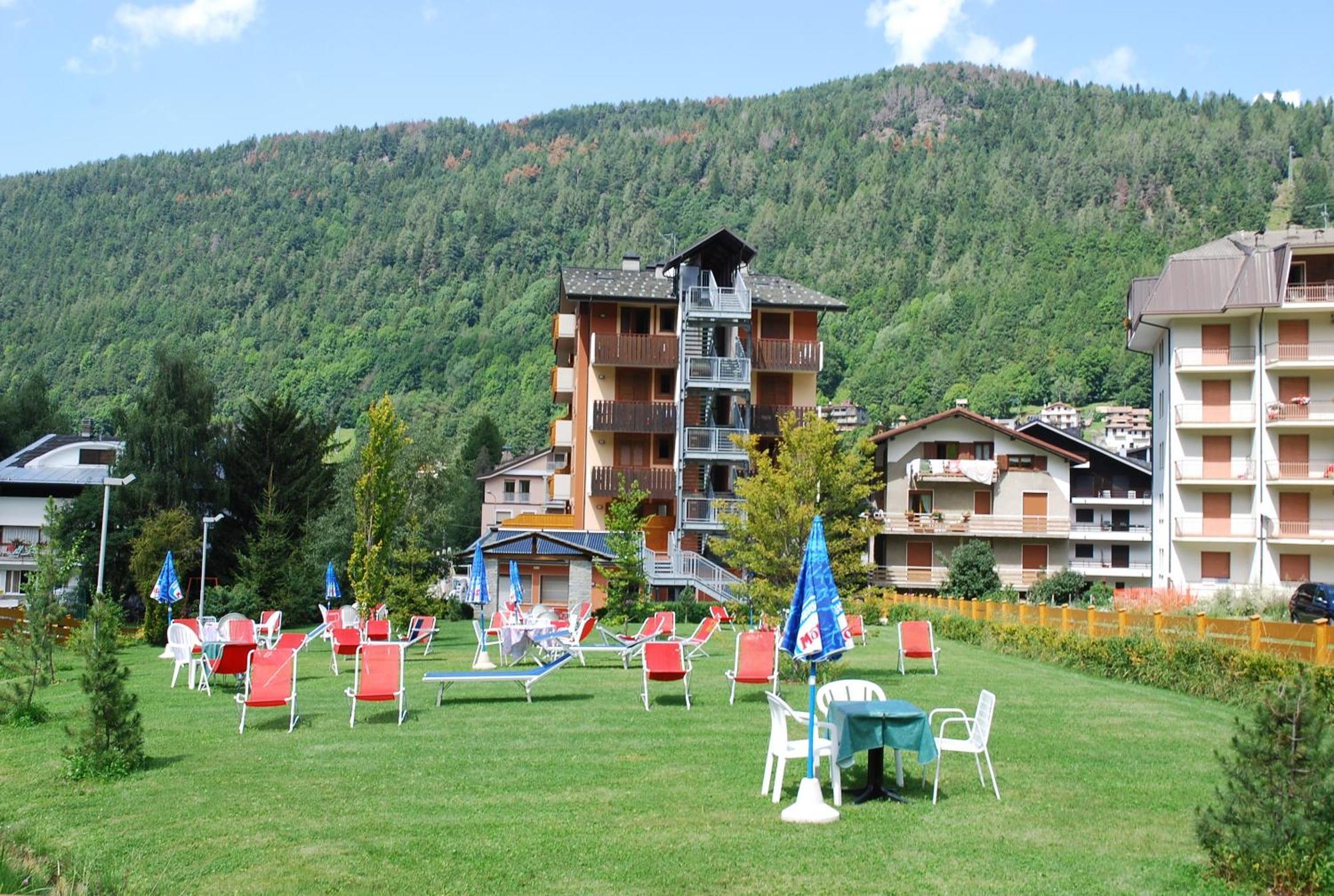 Hotel Derby Aprica Exteriör bild