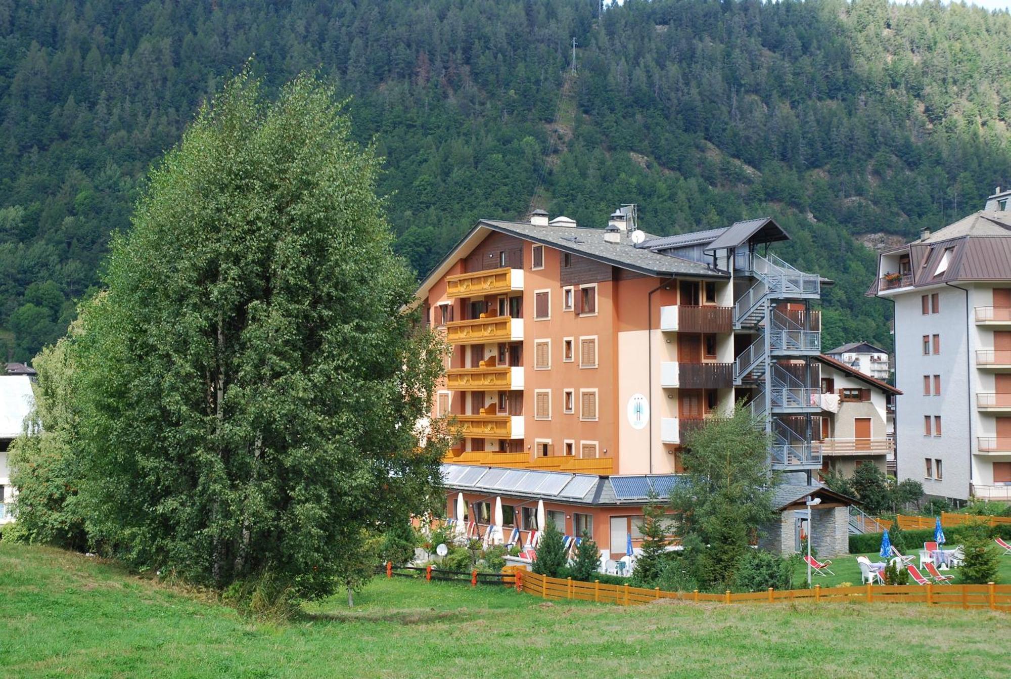 Hotel Derby Aprica Exteriör bild
